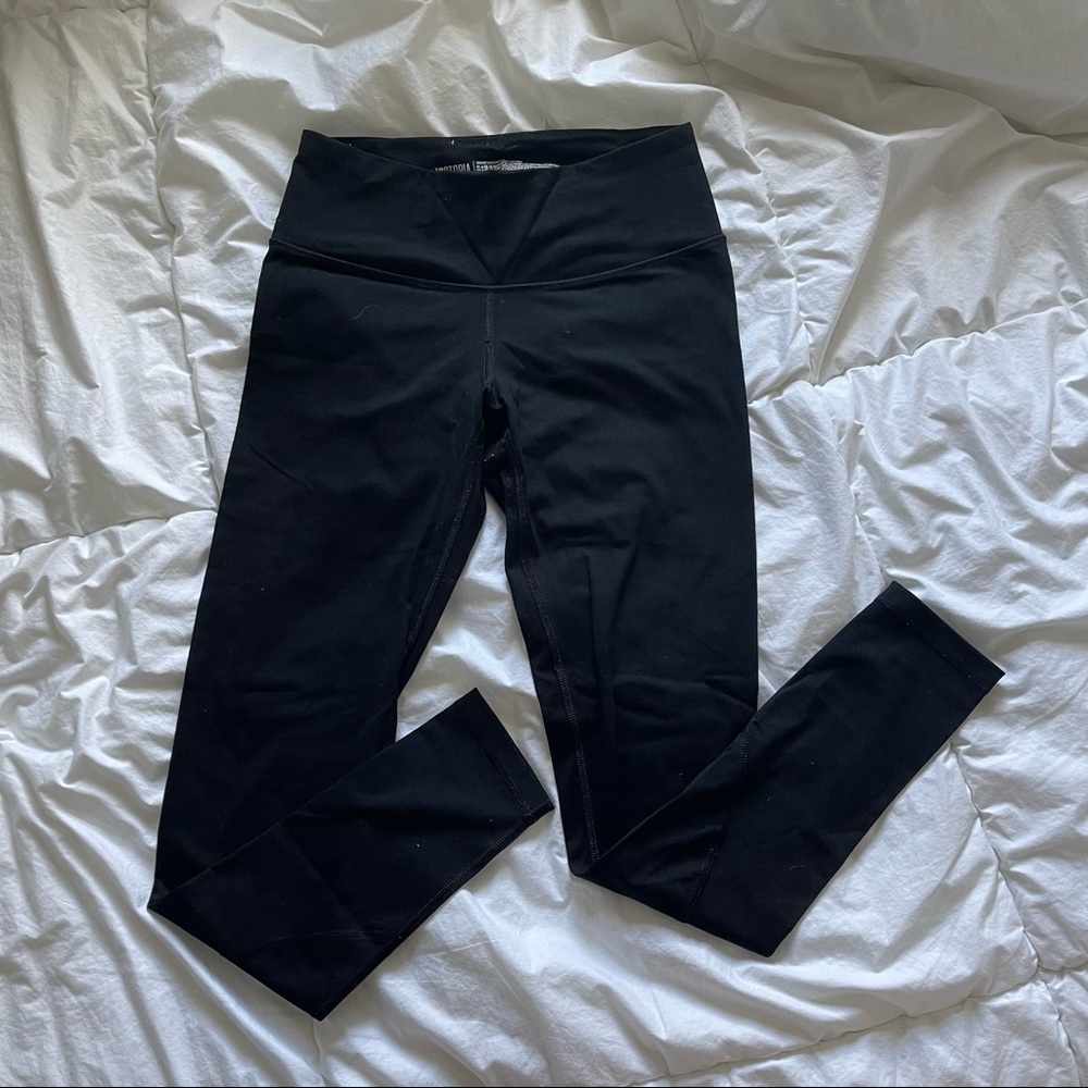 VICTORIA SPORT- Black leggings.